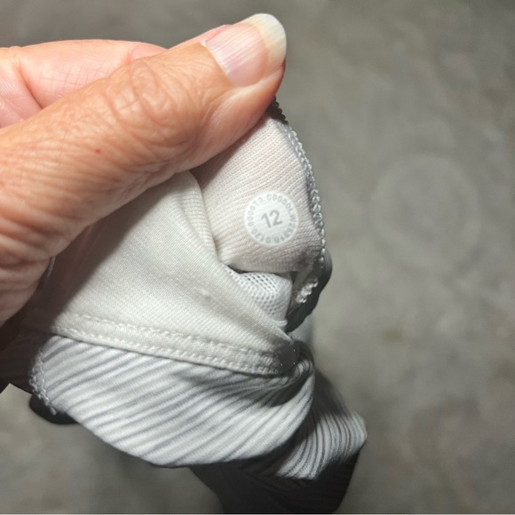Lululemon Energy Bra Medium Support Ice Grey Alpine White - size 12 - Picture 6 of 6